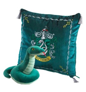 Peluche Pack The Noble Collection Harry Potter Serpiente Mascota Slytherin + Cojin Slytherin