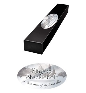 Replica The Noble Collection Harry Potter Kingsley Shaklebolt Varita Con Caja Y Placa De Identificacion